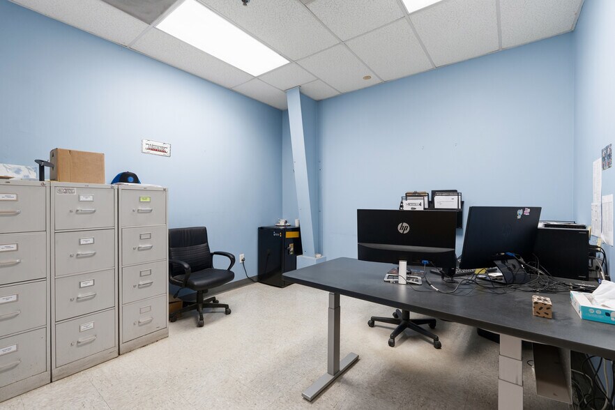 More Photos Of 7707 Henry Clay Blvd, Liverpool Warehouse For Lease