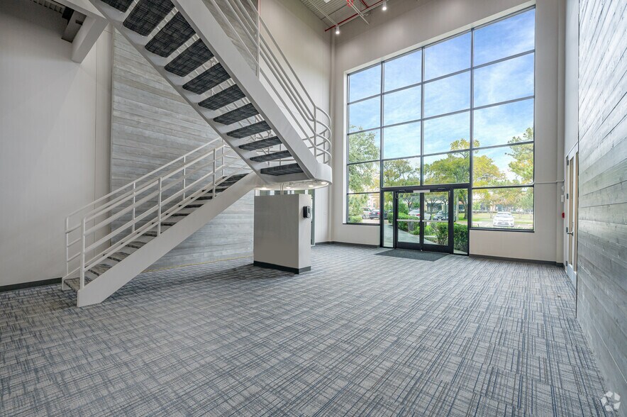 More Photos Of 400 E Royal Ln, Irving Unknown For Lease