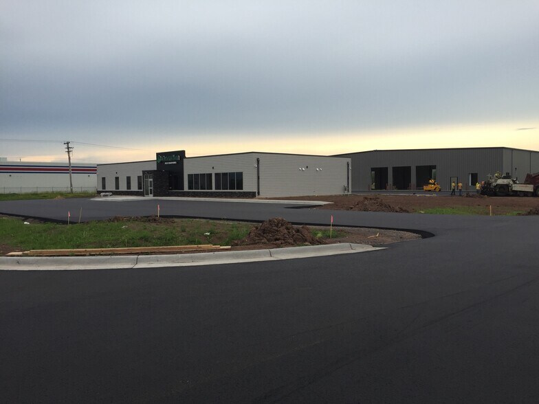 More Photos Of 3131 Halvor Ln, Superior Light Distribution For Lease