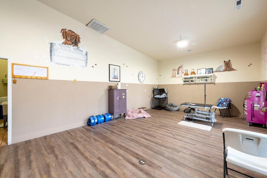 More Photos Of 5951 S Stratler St, Salt Lake City Veterinarian Kennel For Sale