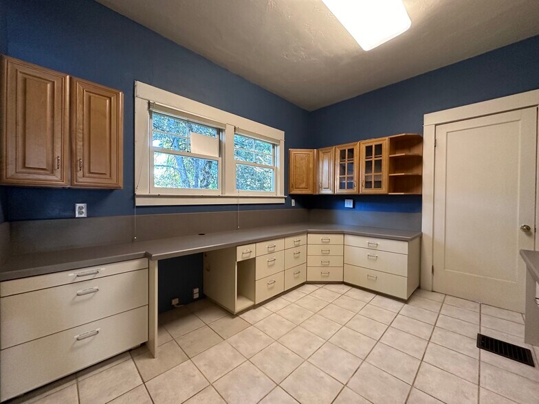 More Photos Of 619 NE Roberts Ave, Gresham Medical For Lease