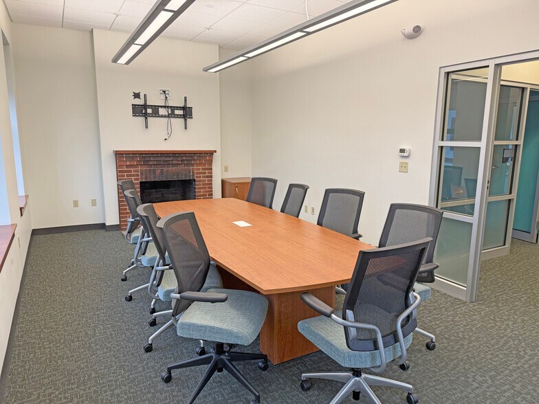 More Photos Of 140 Main St, Newmarket Bank For Lease