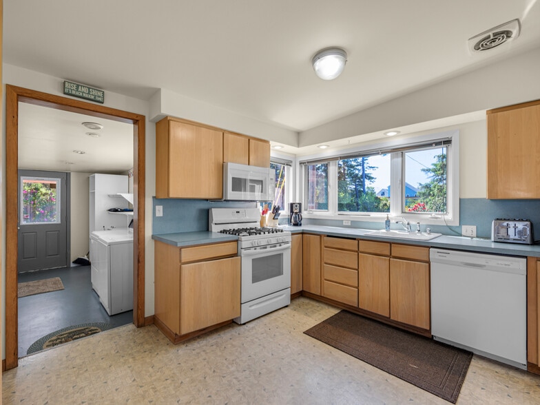 More Photos Of 2624 Neawanna St, Seaside Specialty For Sale