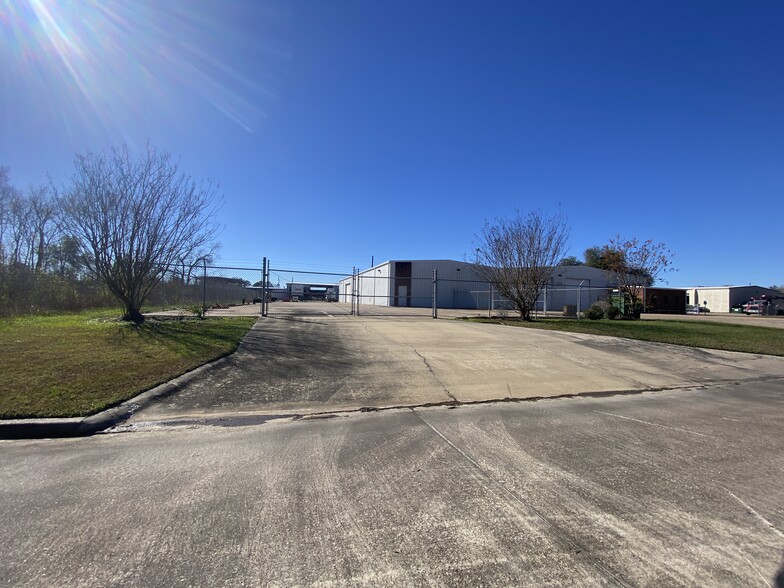 More Photos Of 7030 Wespark Cir, Beaumont Warehouse For Lease