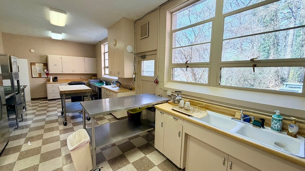More Photos Of 195 New Market Rd, Tryon Religious Facility For Sale