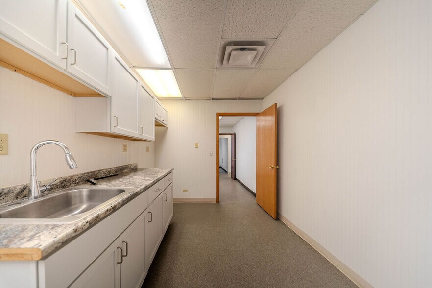 More Photos Of 670 E Calhoun St, Woodstock Flex For Lease