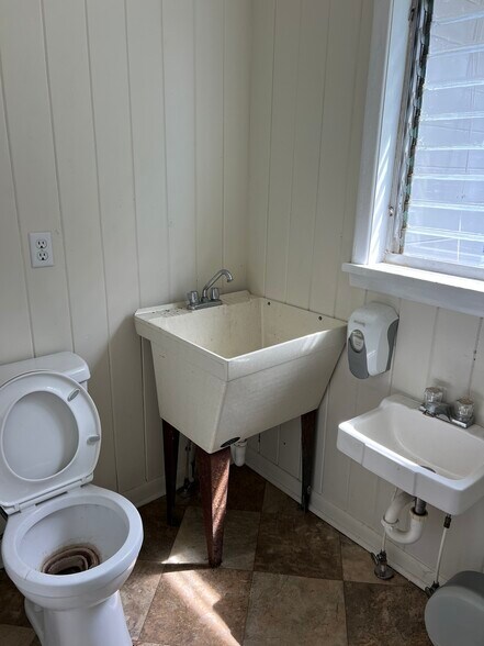 More Photos Of 134 NW Burk St, Lake City Daycare Center For Lease