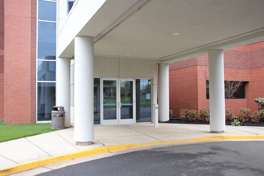 More Photos Of 21495 Ridgetop Cir, Sterling Medical For Sale