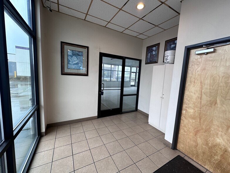 More Photos Of 104 Clover Leaf Loop, Sutherlin Storefront For Lease