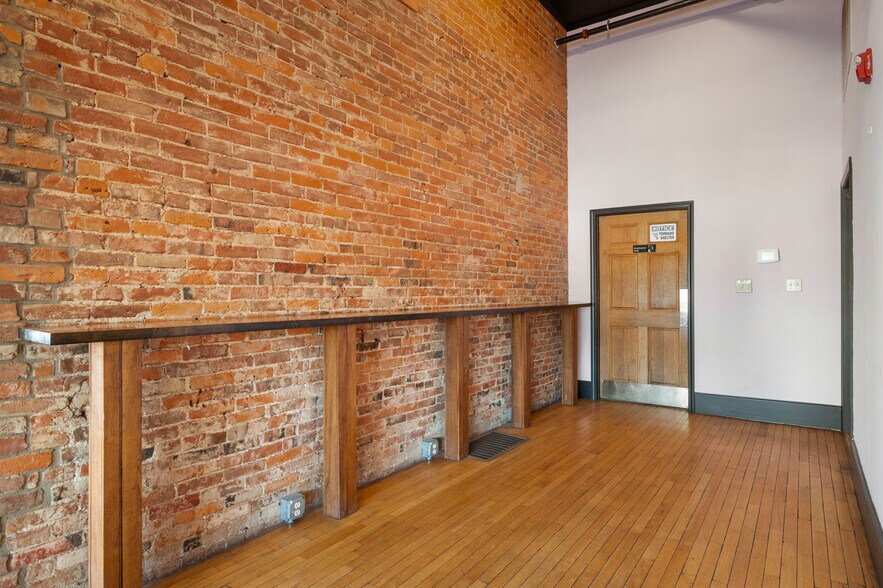 More Photos Of 108 S Walnut St, Muncie Office For Sale