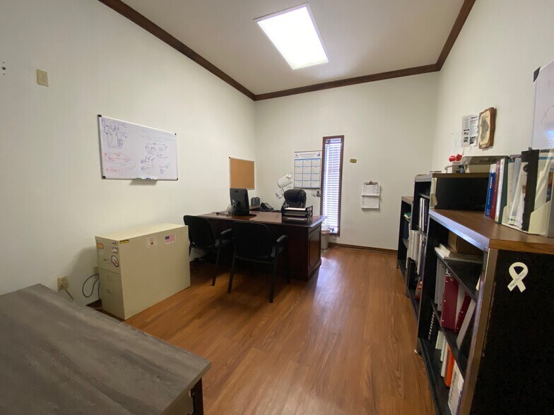 More Photos Of 4950 Washington Blvd, Beaumont Light Manufacturing For Sale