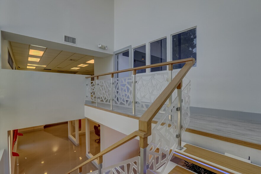 More Photos Of 2115-2145 SW 2nd Ave, Fort Lauderdale Showroom For Sale
