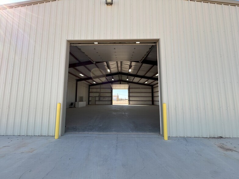 More Photos Of 1389 Oil Mil Rd, Pecos Warehouse For Lease