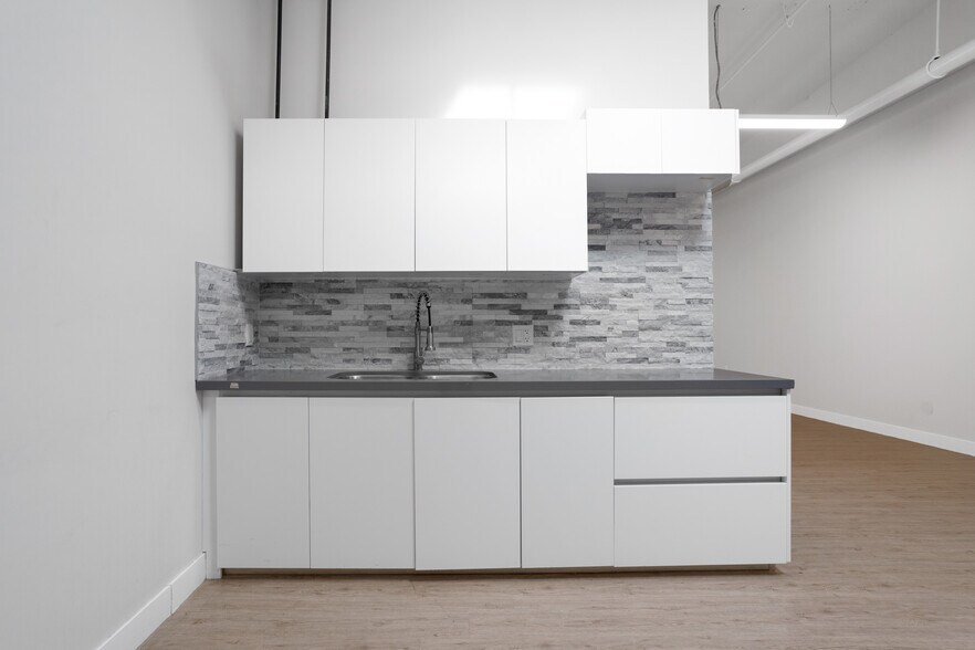 More Photos Of 3751-3761 S Hill St, Los Angeles Warehouse For Lease