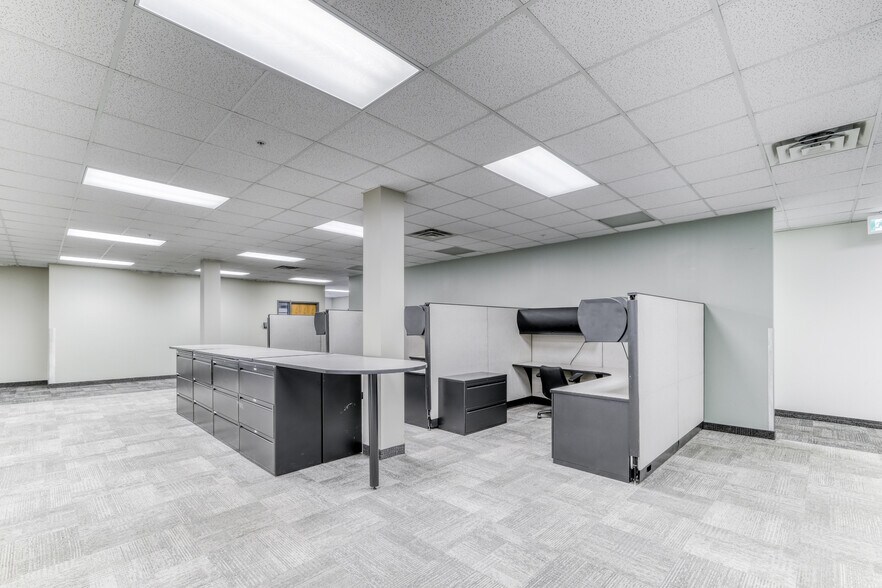 More Photos Of 401 Rue Marie-Curie, Vaudreuil-dorion Warehouse For Lease