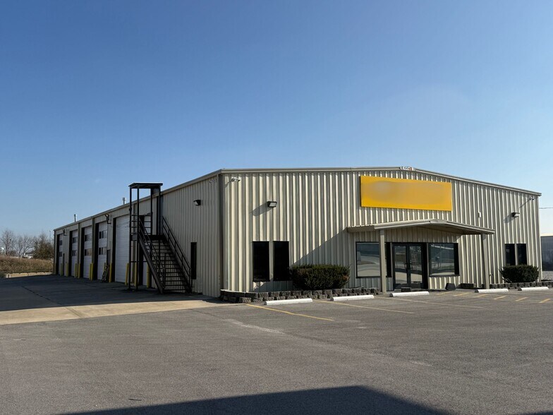 More Photos Of 2520 N Eastgate Ave, Springfield Warehouse For Lease