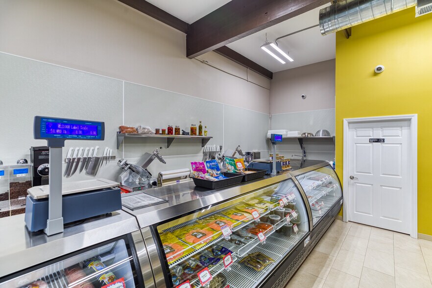 More Photos Of 10124-10138 Topanga Canyon Blvd, Chatsworth General Retail For Sale