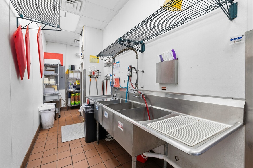 More Photos Of 18500 Veterans Blvd, Port Charlotte General Retail For Sale