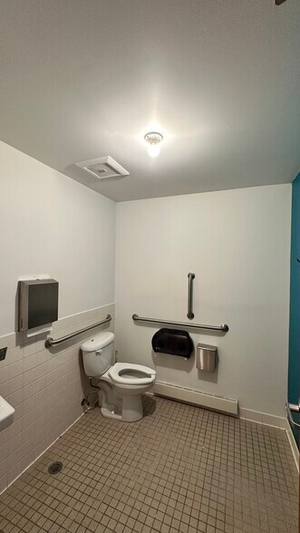 More Photos Of 404 W 75th St, Kansas City General Retail For Sale
