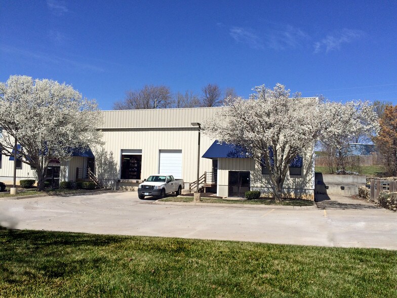 More Photos Of 1024 NE Jib Ct, Lee's Summit Warehouse For Lease