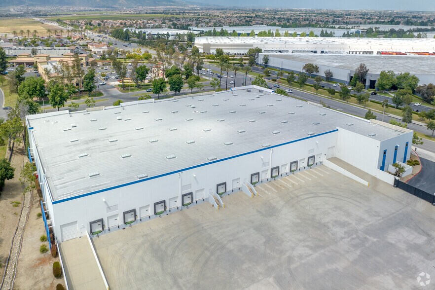 More Photos Of 7580 Cherry Ave, Fontana Warehouse For Lease