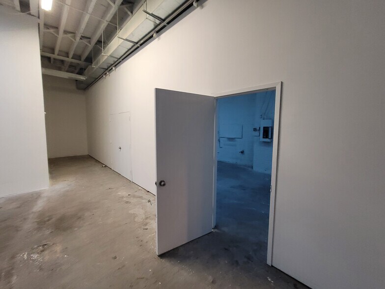 More Photos Of 272-280 Seigel St, Brooklyn Restaurant For Lease
