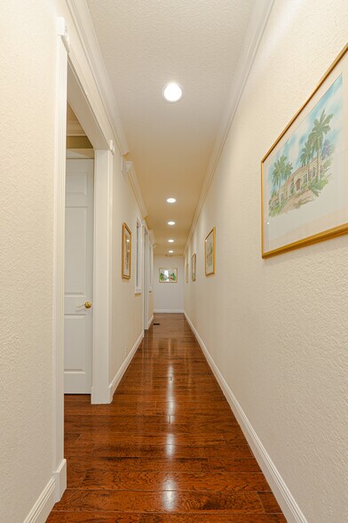 More Photos Of 5405 Taylor Rd, Naples Showroom For Sale