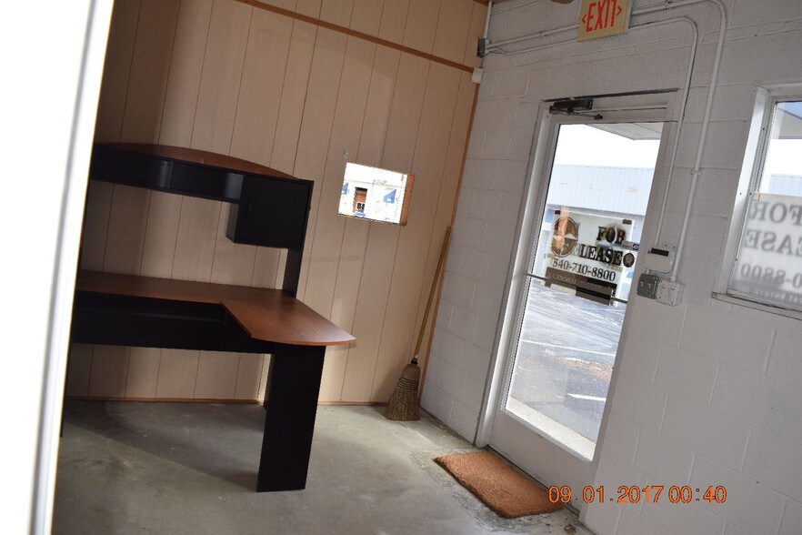 More Photos Of 39 McWhirt Loop, Fredericksburg Warehouse For Sale