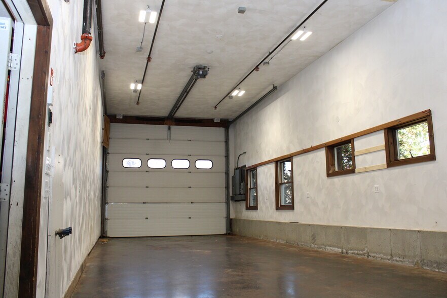 More Photos Of 75 Eastern Ave, Essex Flex For Sale