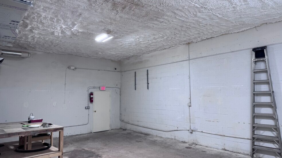 More Photos Of 1847 NW 21st St, Miami Warehouse For Lease