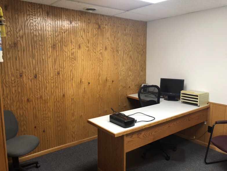 More Photos Of 172 W Stutsman St, Pembina Light Manufacturing For Sale