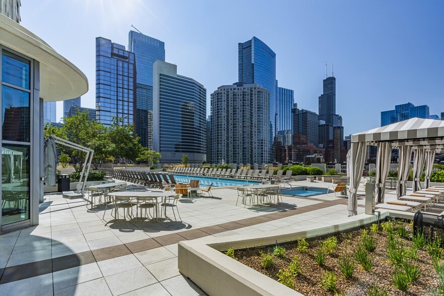 More Photos Of 555 W Kinzie St, Chicago Multifamily For Sale
