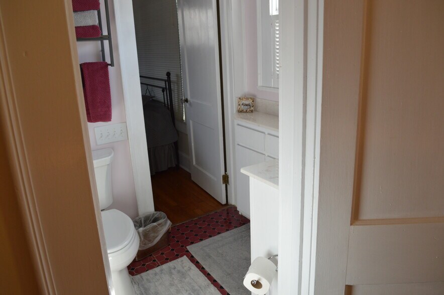 More Photos Of 121 W Center St, Lexington Office Residential For Sale