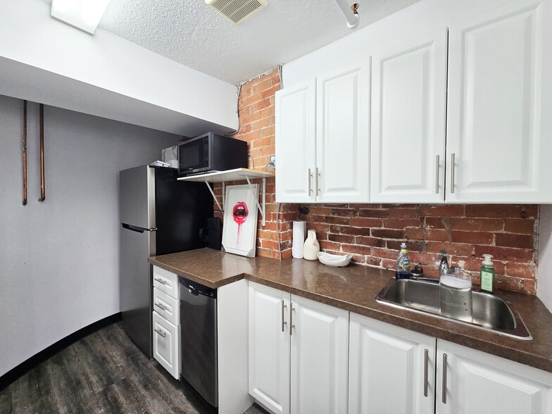 More Photos Of 12-18 Byward Market Sq, Ottawa Storefront Retail Office For Lease