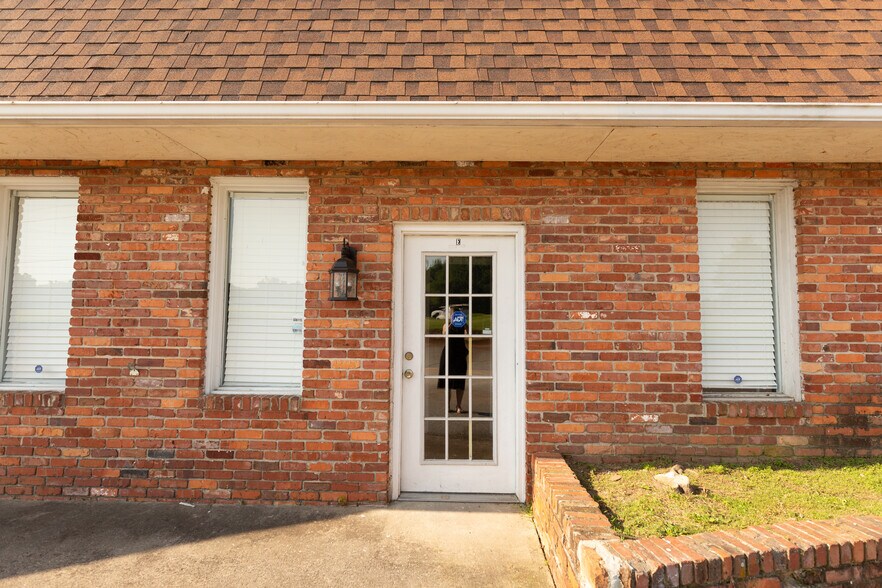 More Photos Of 3400 Rutherford Rd, Taylors Light Manufacturing For Lease