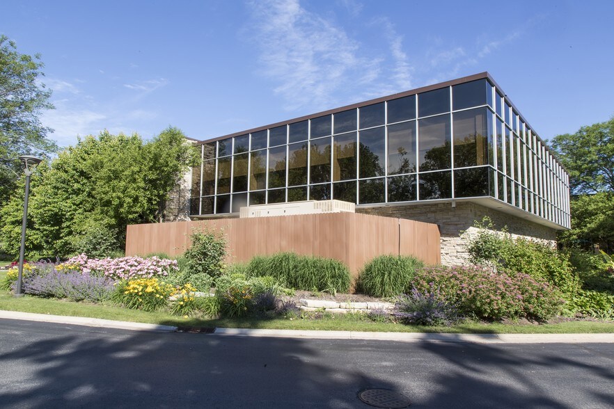 More Photos Of 2401 S Memorial Dr, Appleton Office For Lease