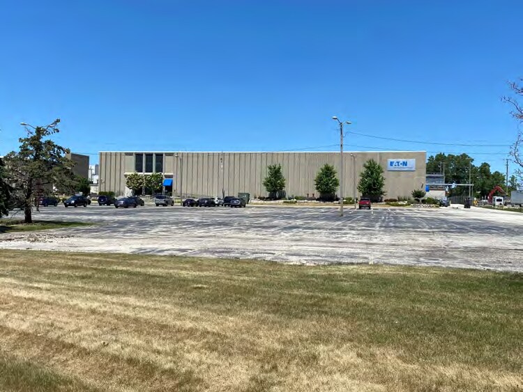 More Photos Of 1045 Hickory St, Pewaukee Warehouse For Lease