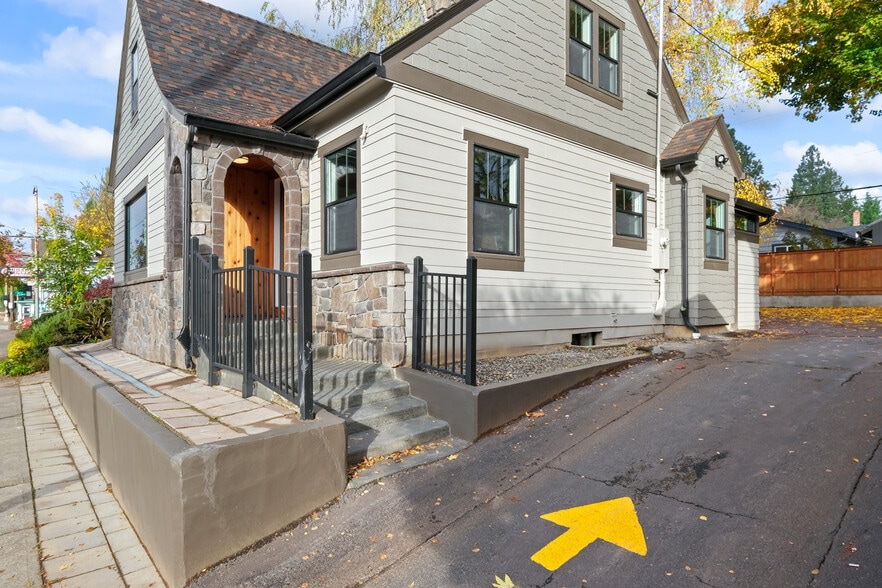 More Photos Of 3033 NE Broadway St, Portland Office Residential For Sale