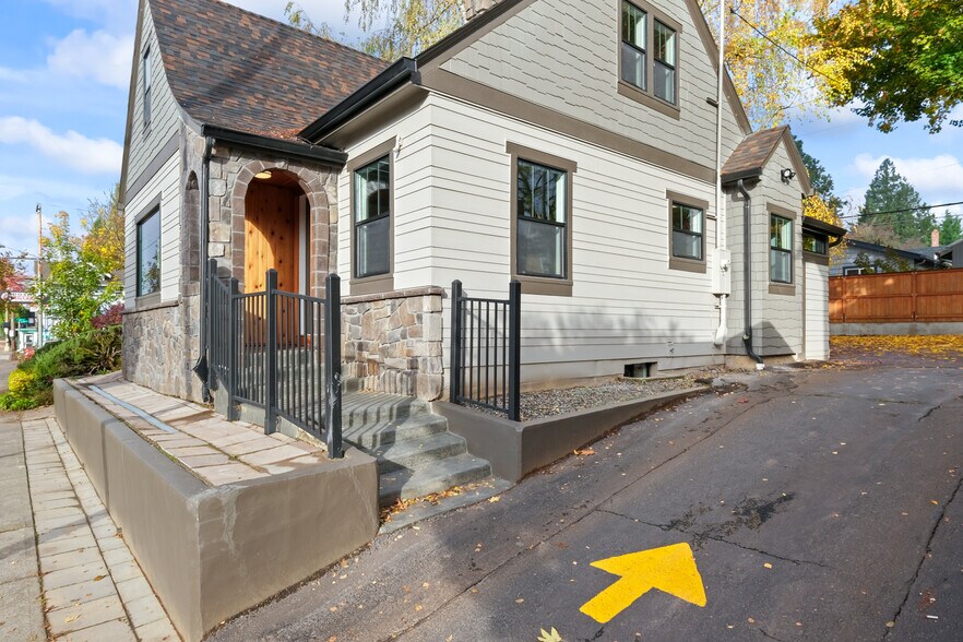 More Photos Of 3033 NE Broadway St, Portland Office Residential For Lease