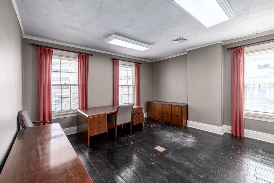 More Photos Of 109 Broad St, Middletown Office Residential For Sale