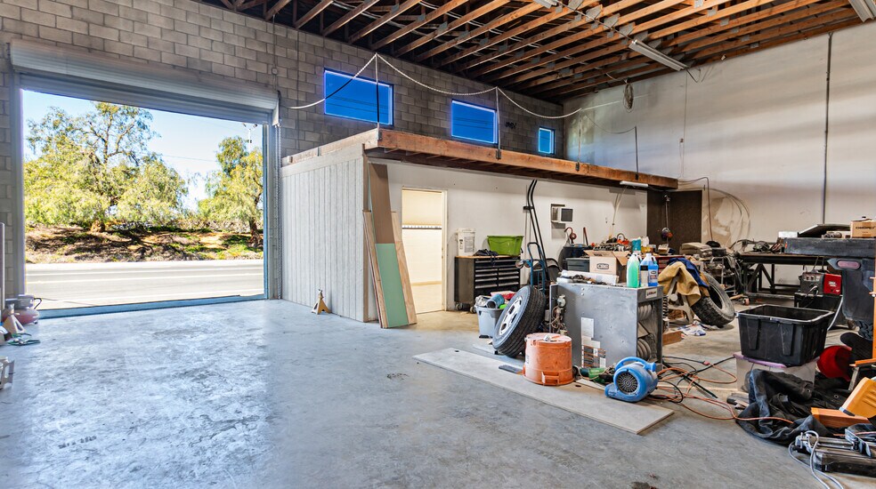 More Photos Of 411 Veile Ave, Beaumont Warehouse For Lease