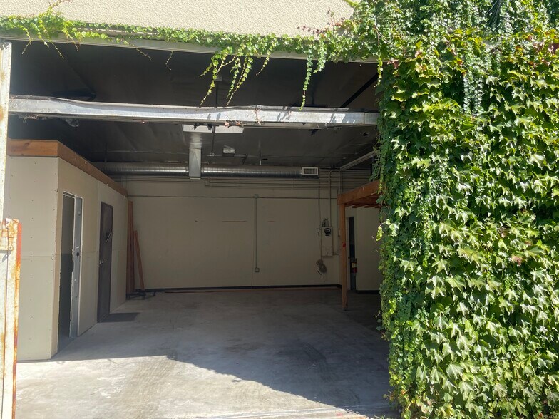 More Photos Of 15121-15127 Califa St, Van Nuys Warehouse For Lease