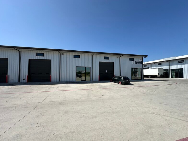 More Photos Of 13055 Harmon Rd, Fort Worth Warehouse For Lease
