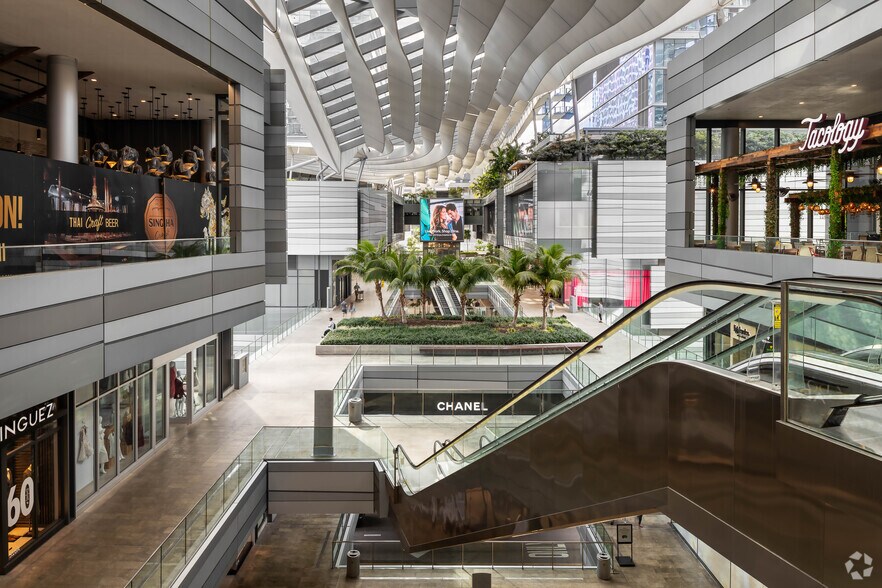 More Photos Of 98 SE 7th St, Miami Unknown For Lease