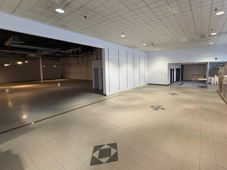 More Photos Of 1200 Pl Nobel, Boucherville General Retail For Lease