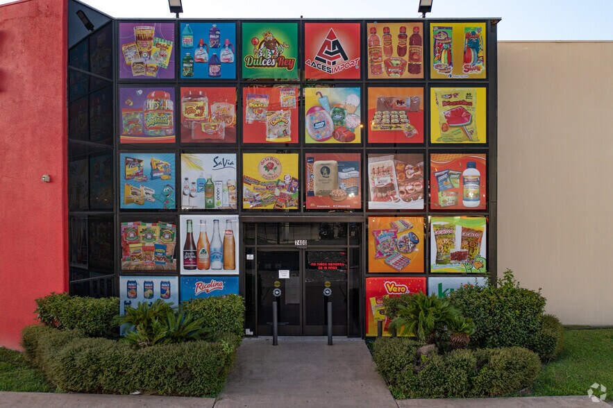 More Photos Of 7400 North Fwy, Houston Freestanding For Lease