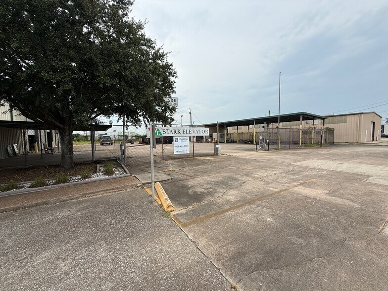 More Photos Of 1655 S 23rd St, Beaumont Service For Sale