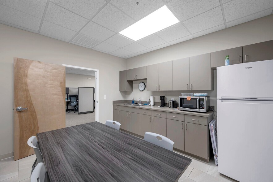 More Photos Of 2090 Sunnydale Blvd, Clearwater Manufacturing For Sale