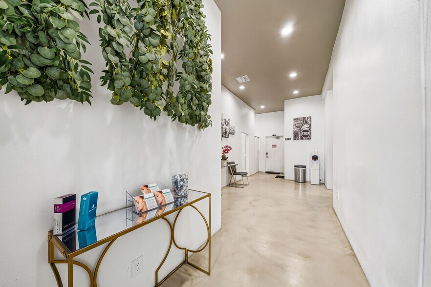 More Photos Of 351-353 S Robertson Blvd, Beverly Hills Storefront Retail Office For Lease