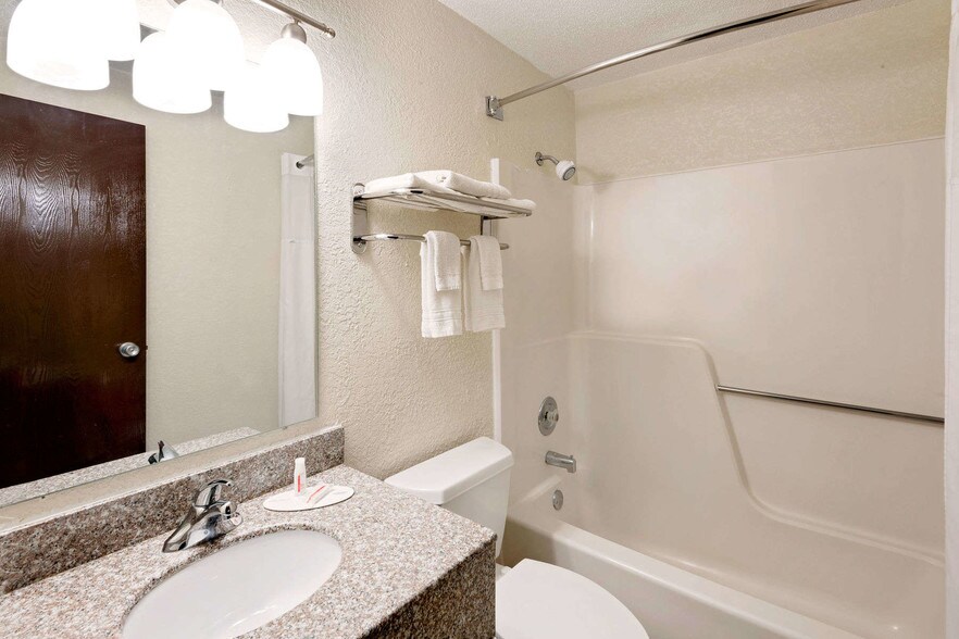 More Photos Of 3040 5th Ave S, Fort Dodge Hotel For Sale